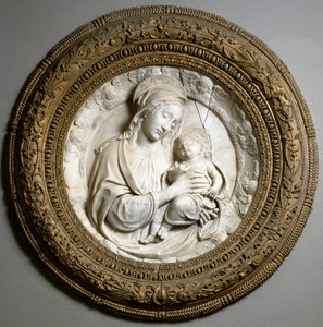 العذراء والطفل. النحت بواسطة Benedetto da Maiano