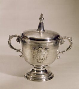 كأس جيمس الثاني Steeple ، 1685 (فضي) بواسطة بنيامين باين