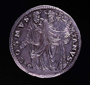 عكس عملة فضية تصور SS Cosimo و Damien واقفين ويحدقان في بعضهما البعض. النقش: S. COSMVS S. DAMIANVS ، ضُرِع 1532-1537 (للوجوه انظر 108641) بواسطة بنفينوتو تشيليني