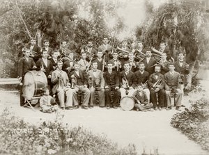 أطلقت مجموعة الأوركسترا النار على زخرون يعقوب ، 1898-1900 بواسطة برنارد ايدلشتاين