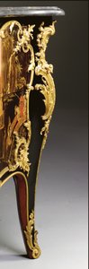 صوان لويس الخامس عشر ، حوالي عام 1740 (أسود صيني مركب على أورمولو ، ورنيش متعدد الألوان ومذهب ، وأفعواني ، ورخام ، وفرنيس) بواسطة Bernard van Risamburgh