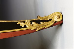 صوان لويس الخامس عشر ، حوالي عام 1740 (أسود صيني مركب على أورمولو ، ورنيش متعدد الألوان ومذهب ، وأفعواني ، ورخام ، وفرنيس) بواسطة Bernard van Risamburgh