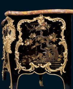 كومود ، c.1745 (ورنيش ياباني مُركب على Ormolu وخشب أبونيزد) بواسطة برنارد فان ريزنبرغ الثاني