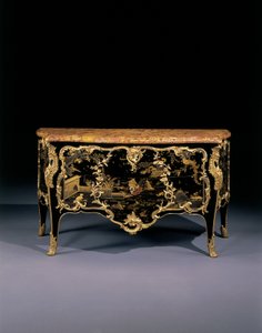 كومود ، c.1745 (ورنيش ياباني مُركب على Ormolu وخشب أبونيزد) بواسطة برنارد فان ريزنبرغ الثاني