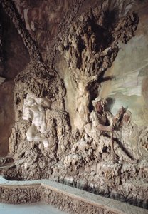 داخل الكهف الذي أنشأه برناردو بونتالنتي (1531-1608) (Grotta del Buontalenti) (1583-1588) التفاصيل Palazzo Pitti ، حدائق بوبولي ، فلورنسا ، إيطاليا