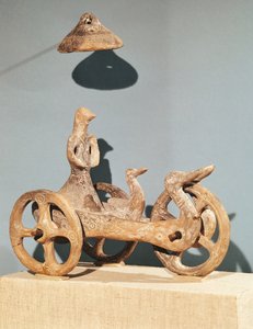 عربة نذرية مع ألوهية مجسمة ، من Dupljaja (الطين)