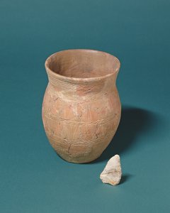 العثور على وعاء الكأس وسكين الصوان يرافق الدفن في بارنوود ، جلوسيسترشاير ، c.2000 قبل الميلاد