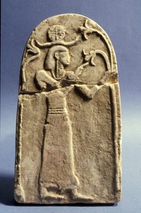 Stele يصور إله يعبد شجرة الحياة ، الفترة الكنعانية (1500-1200 قبل الميلاد) (الحجر الجيري)