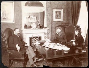 `` محادثة هيرالد &39;&39; في فندق والدورف أستوريا ، 1899 أو 1900 (طباعة الجيلاتين الفضي)