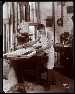 شاب يعمل في مصنع شركة Harrington Piano ، 1907 (طباعة الجيلاتين الفضي)