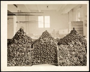 صناديق من الكعك لجيش الخلاص في فندق كومودور ، 1919 (طباعة الجيلاتين الفضي) بواسطة شركة بايرون