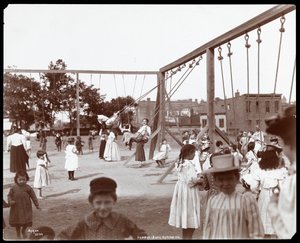 أطفال يتأرجحون في ملعب وملعب هدسون بنك ، الشارع 53 والجادة 11 ، نيويورك ، 1898 (طباعة الجيلاتين الفضي)