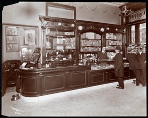 منضدة بيع السيجار وتذاكر المسرح في فندق كاديلاك ، 1907 (طباعة الجيلاتين الفضي) بواسطة شركة بايرون