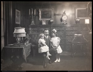 كلارنس ماكاي مع أطفاله في مكتبة هاربور هيل ، في روسلين ، لونج آيلاند ، c.1905 (طباعة الجيلاتين الفضي)