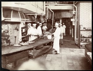 طهاة يعملون في مطبخ فندق والدورف أستوريا في الشارع 34 والجادة الخامسة ، نيويورك ، 1903 أو 1904 (طباعة الجيلاتين الفضي)