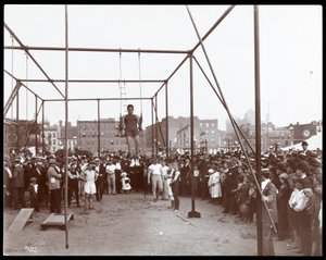 الحشد يراقب لاعب جمباز في ملعب وملعب هدسون بنك ، الشارع 53 والجادة 11 ، نيويورك ، 1898 (طباعة الجيلاتين الفضي)