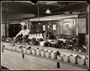 عرض اللحوم الباردة في مطبخ فندق كومودور ، 1919 (طباعة الجيلاتين الفضي) بواسطة شركة بايرون