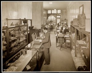 En Route Service، Inc. ، في فندق سافوي بلازا ، شارع 59 والجادة الخامسة ، نيويورك ، 1928 (طباعة الجيلاتين الفضي) بواسطة شركة بايرون
