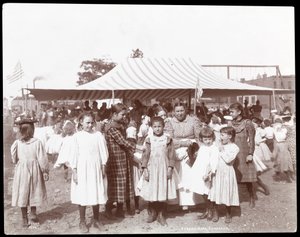 مجموعة من الفتيات وامرأة في ملعب وملعب هودسون بانك ، الشارع 53 والجادة 11 ، نيويورك ، 1898 (طباعة الجيلاتين الفضي)