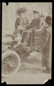 هاتي ويليامز يجلس مع سائق في واحدة من أولى سيارات مدينة نيويورك ، نيويورك ، 1890-1910 (طباعة الجيلاتين الفضي) بواسطة شركة بايرون