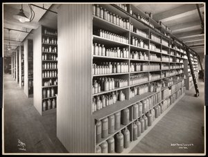 منظر داخلي لغرفة تخزين كيميائية في Parke ، Davis und Co. ، الكيميائيون ، Hudson und Vestry Streets ، نيويورك ، 1910 (طباعة الجيلاتين الفضي) بواسطة شركة بايرون