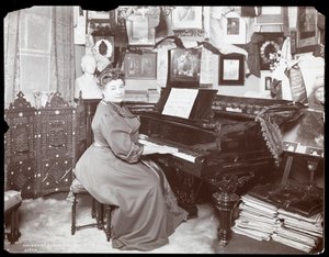 مدام شومان هينك جالسًا على بيانو ، 1906 (طبعة جيلاتين فضية)