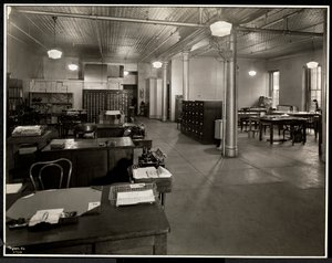 المكتب الرئيسي لغسيل كارولين في 111 East 129th Street ، شرق هارلم ، نيويورك ، 1929 (طباعة الجيلاتين الفضي) بواسطة شركة بايرون