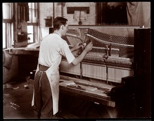 رجل يعمل في مصنع Hardman ، Peck und Co. Piano ، نيويورك ، 1907 (طباعة الجيلاتين الفضي)