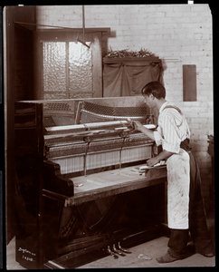 رجل يعمل في مصنع Hardman ، Peck und Co. Piano ، نيويورك ، 1907 (طباعة الجيلاتين الفضي)