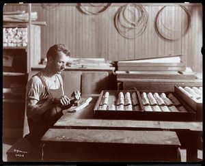 رجل يعمل في مصنع Hardman ، Peck und Co. Piano ، نيويورك ، 1907 (طباعة الجيلاتين الفضي)