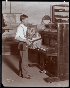 رجل يعمل في مصنع Hardman ، Peck und Co. Piano ، نيويورك ، 1907 (طباعة الجيلاتين الفضي)
