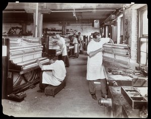رجال يعملون في مصنع Hardman ، Peck und Co. Piano ، نيويورك ، 1907 (طباعة الجيلاتين الفضي)