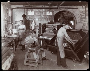 رجال يعملون في مصنع Hardman ، Peck und Co. Piano ، نيويورك ، 1907 (طباعة الجيلاتين الفضي)
