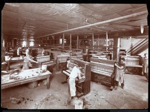 رجال يعملون في مصنع Harrington Piano Co. ، 1907 (طباعة الجيلاتين الفضي)
