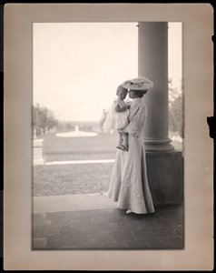 السيدة كلارنس ماكاي والطفل في رواق هاربور هيل ، لونغ آيلاند 1898-1910 (طباعة بلاتينية) بواسطة شركة بايرون