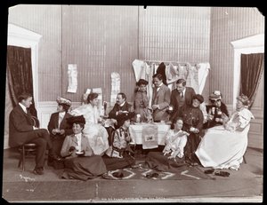 السيدة GG Haines ، Dressing Room Tea Party ، 1902 (طباعة الجيلاتين الفضي) بواسطة شركة بايرون