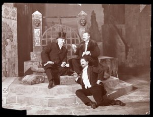 أوسكار هامرشتاين واثنين آخرين في دار الأوبرا في مانهاتن ، c.1905 (طباعة الجيلاتين الفضي)