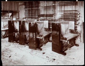 البيانو قيد الإنشاء في مصنع Hardman، Peck und Co. ، نيويورك ، 1907 (طباعة الجيلاتين الفضي) بواسطة شركة بايرون