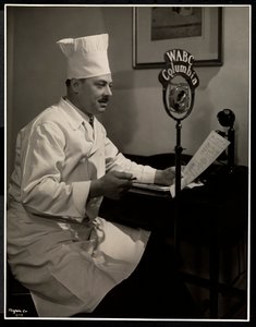 صورة الشيف موريس هيرفيو في الميكروفون في فندق كومودور ، 1930 (طباعة الجيلاتين الفضي)