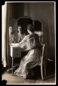 صورة لجوبينا هاولاند جالسة على طاولة التزيين ، 1908-9 (طباعة الجيلاتين الفضي)