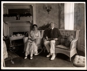صورة للسيد أوند والسيدة هوارد جالسين في غرفة جلوس في منزلهما في 200 5th Avenue ، نيويورك ، 1916-1964 (طباعة الجيلاتين الفضي)