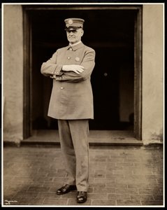 صورة لأطول شرطي في فندق كومودور ، 1922 (طباعة الجيلاتين الفضي)