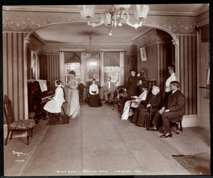 ريسيتال في غرفة الموسيقى في فندق جانرز بافيليون ، ريد بانك ، نيو جيرسي ، 1903 (طباعة الجيلاتين الفضي) بواسطة شركة بايرون