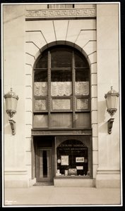 واجهة شركة En Route Service، Inc. ، في فندق سافوي بلازا ، الشارع 59 والجادة الخامسة ، نيويورك ، 1928 (طباعة الجيلاتين الفضي) بواسطة شركة بايرون