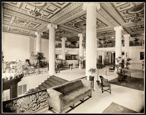 مدخل وردهة فندق روبرت تريت ، نيوارك ، نيو جيرسي ، 1916 (طباعة الجيلاتين الفضي) بواسطة Byron Company