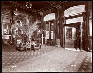 اللوبي في فندق فيكتوريا ، 1901 أو 1902 (طباعة الجيلاتين الفضي) بواسطة شركة بايرون