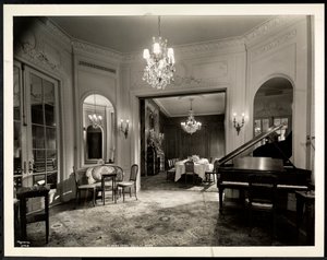 غرفة الموسيقى في جناح لويس السادس عشر في فندق سانت ريجيس ، 1937 (طباعة الجيلاتين الفضي)