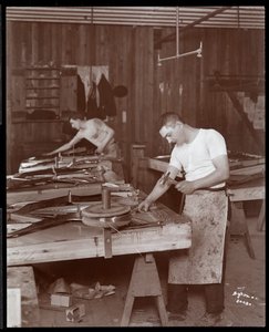 رجلان يعملان في مصنع شركة Harrington Piano ، 1907 (طباعة الجيلاتين الفضي)