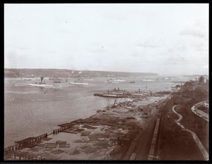 منظر للسفن الحربية الأمريكية في نهر هدسون أثناء زيارة الأمير لويس باتنبرج ، 1905 (طباعة الجيلاتين الفضي) بواسطة شركة بايرون