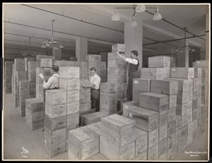 منظر لرجال في غرفة الشحن في Parke ، Davis und Co. ، الكيميائيون ، Hudson und Vestry Streets ، نيويورك ، 1910 (طباعة الجيلاتين الفضي) بواسطة شركة بايرون